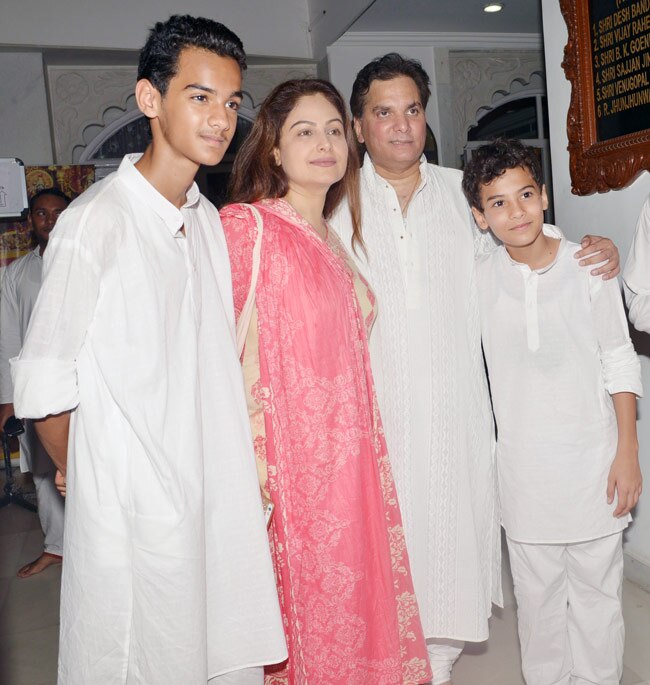 दिवगंत सिंगर आदेश श्रीवास्तव को श्रद्धांजलि‍ देने पहुंचे कई सितारे