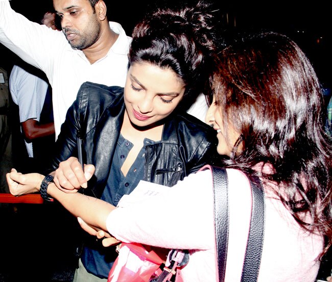 Celebs spotting: प्रियंका शूटिंग से लौटीं, कृति सेनन शूटिंग करने को तैयार