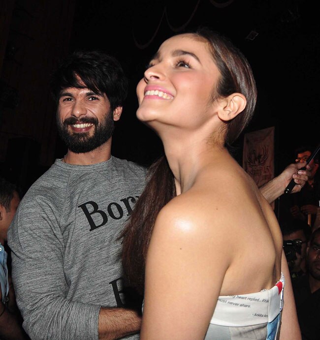 'शानदार' कैमिस्ट्री: इवेंट पर आलिया की ड्रेस ने शाहिद को हैरत में डाला