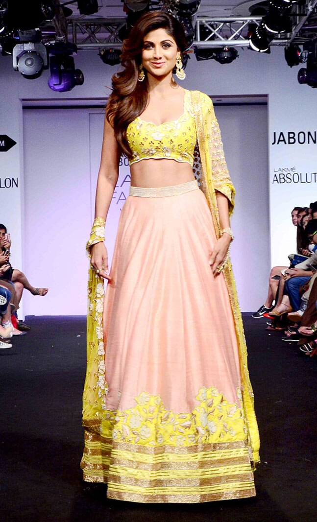 LFW 2015: रैंप पर उतरी बॉलीवुड ह‍सीनाएं