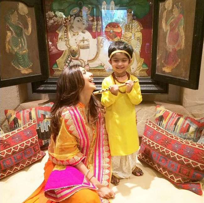 गणेश चतुर्थी का त्यौहार जानें कैसे मना रहे हैं फिल्मी सितारे