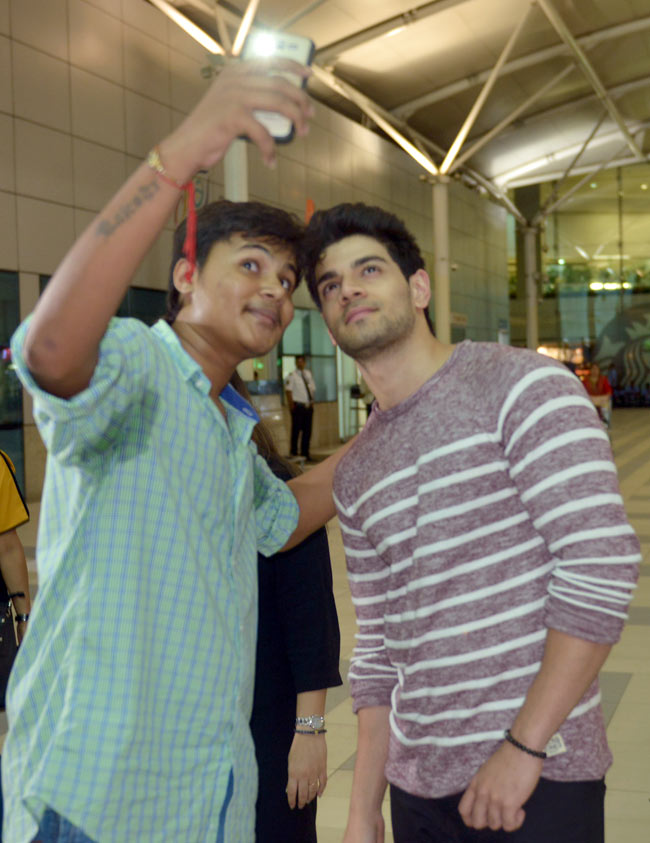 'हीरो' का प्रमोशन कर मुंबई लौटे सलमान, सूरज और आतिया