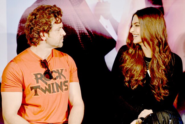 रितिक रोशन और सोनम कपूर ने 'धीरे धीरे से' गाने को किया लॉन्च