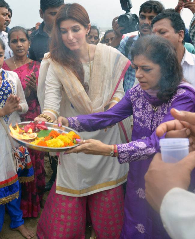 तस्वीरें: बॉलीवुड सितारों ने किया गणपति विसर्जन