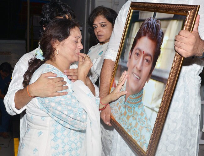 दिवगंत सिंगर आदेश श्रीवास्तव को श्रद्धांजलि‍ देने पहुंचे कई सितारे