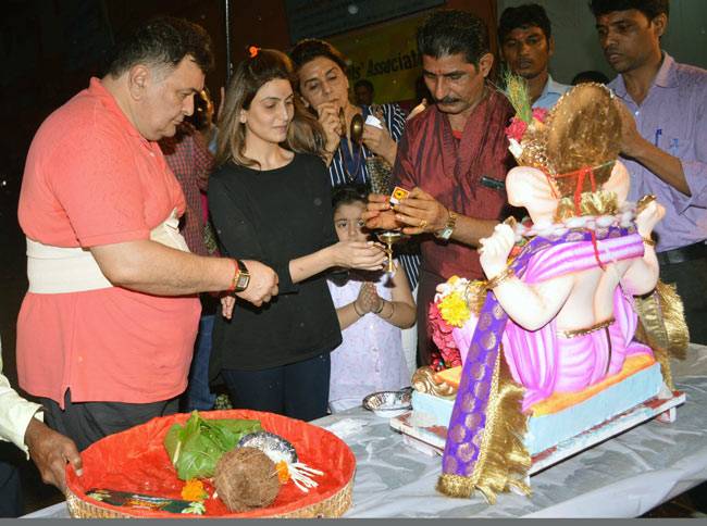 तस्वीरें: बॉलीवुड सितारों ने किया गणपति विसर्जन