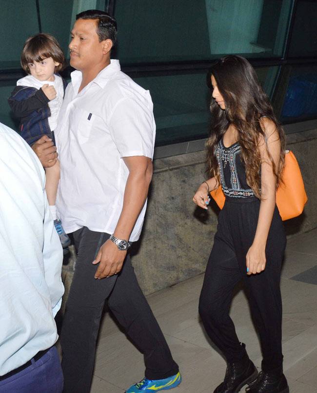 'दिलवाले' के सेट से लौटे शाहरुख के बेटे अबराम और बेटी सुहाना