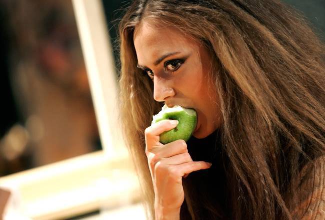 तस्वीरों में देखें: फैशन मॉडल्स बैकस्टेज क्या-क्या खाती हैं