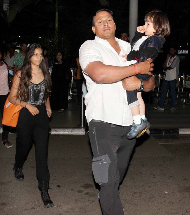 'दिलवाले' के सेट से लौटे शाहरुख के बेटे अबराम और बेटी सुहाना