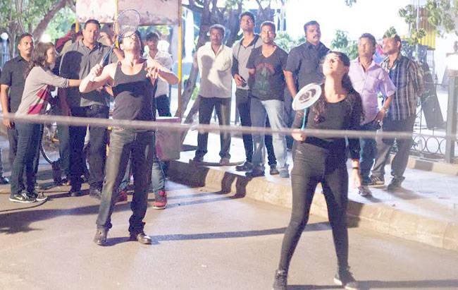 फिल्म 'दिलवाले' के सेट पर शाहरुख ने खेला बैडमिंटन