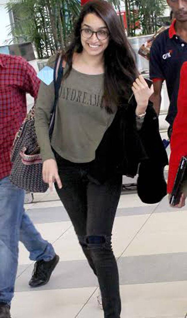 Celeb Spotting: दीपिका ने लॉन्च किया सॉन्ग, बिना मेकअप के दि‍खीं श्रद्धा कपूर