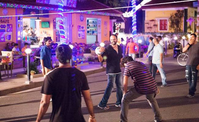 फिल्म 'दिलवाले' के सेट पर शाहरुख ने खेला बैडमिंटन