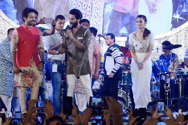 डांडिया नाइट में आलिया और शाहिद फालगुनी पाठक संग थिरके