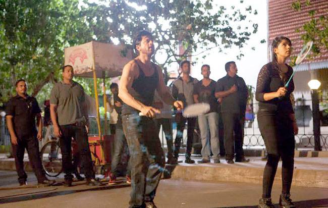 फिल्म 'दिलवाले' के सेट पर शाहरुख ने खेला बैडमिंटन