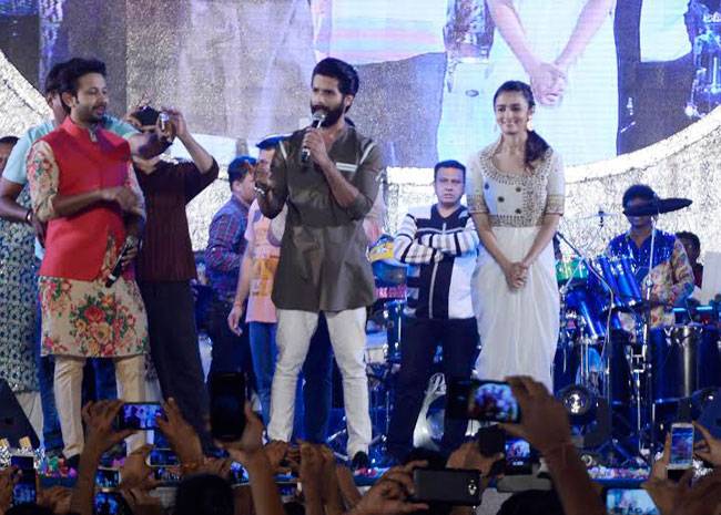 डांडिया नाइट में आलिया और शाहिद फालगुनी पाठक संग थिरके