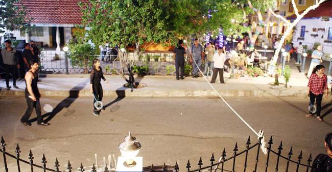 फिल्म 'दिलवाले' के सेट पर शाहरुख ने खेला बैडमिंटन