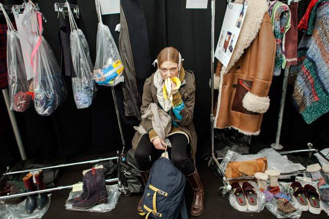 तस्वीरों में देखें: फैशन मॉडल्स बैकस्टेज क्या-क्या खाती हैं