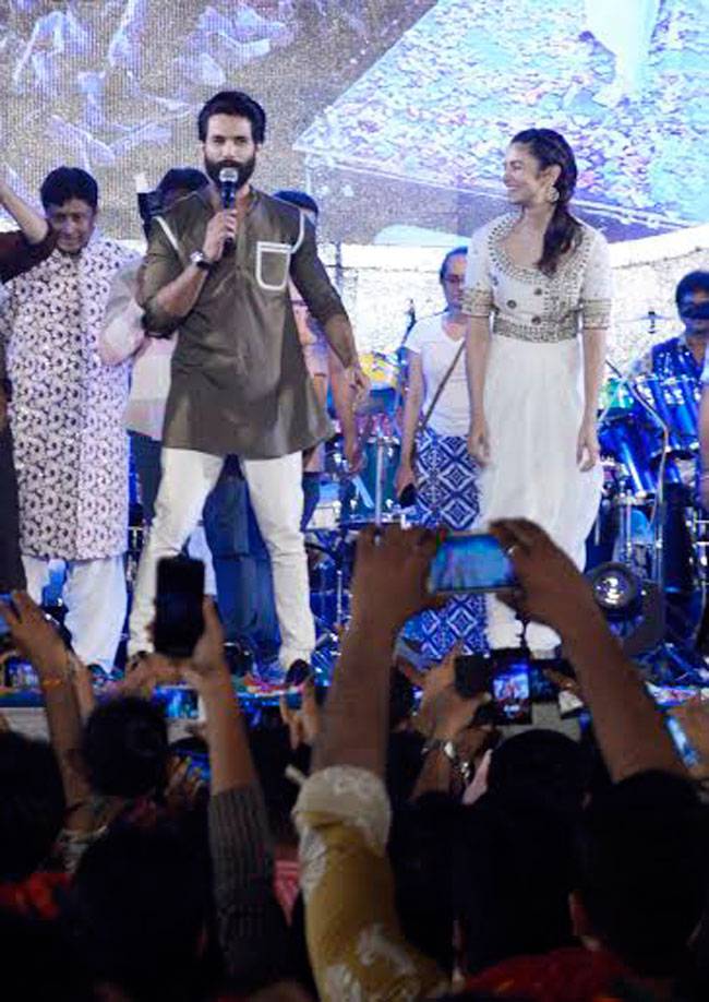 डांडिया नाइट में आलिया और शाहिद फालगुनी पाठक संग थिरके