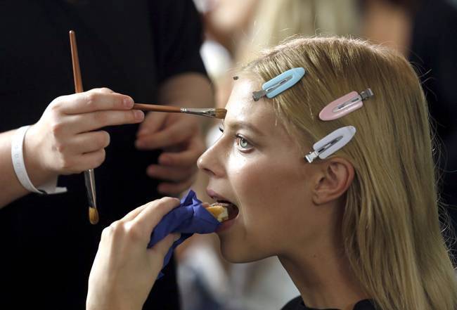 तस्वीरों में देखें: फैशन मॉडल्स बैकस्टेज क्या-क्या खाती हैं