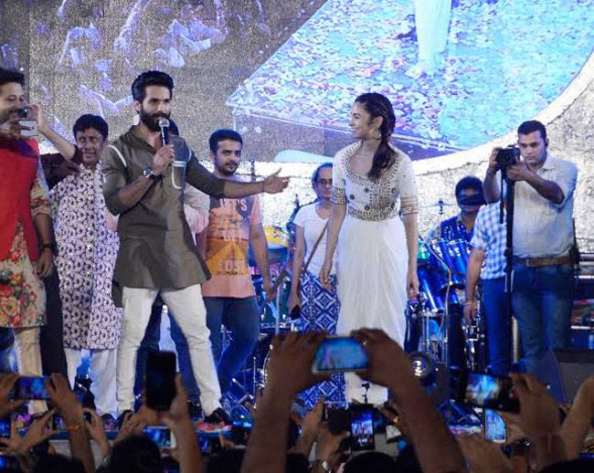 डांडिया नाइट में आलिया और शाहिद फालगुनी पाठक संग थिरके