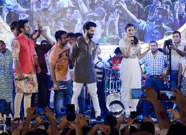 डांडिया नाइट में आलिया और शाहिद फालगुनी पाठक संग थिरके