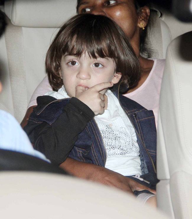 'दिलवाले' के सेट से लौटे शाहरुख के बेटे अबराम और बेटी सुहाना