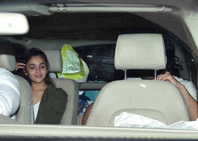 आलिया भट्ट 'बॉयफ्रेंड' संग 'शानदार' की स्क्रीनिंग पर पहुंची