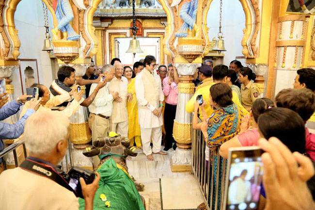 गणपति दर्शन के लिए मनकेशवर मंदिर पहुंचे अमिताभ