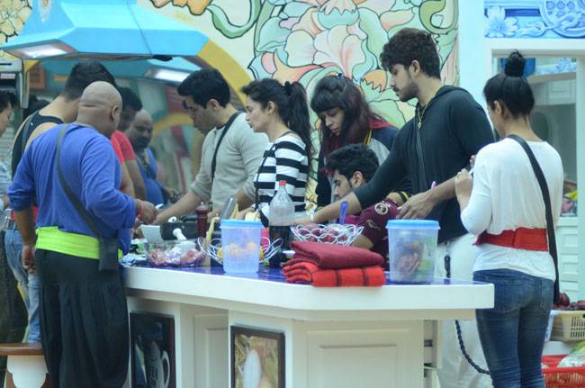 Bigg Boss 9: दूसरे ही दिन घर में शादी की घोषणा