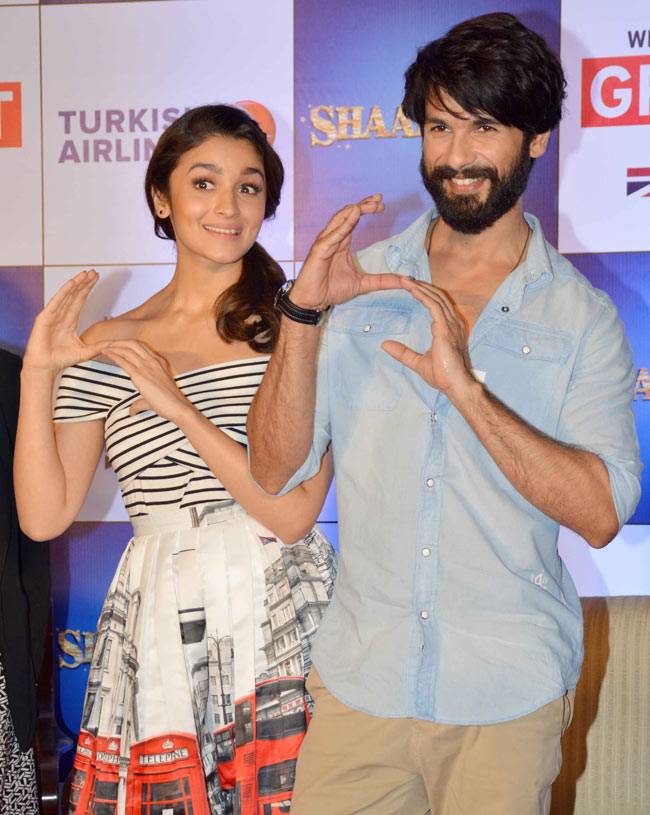 Celeb Spotting: ये स्टार्स कैमरे में हुए कैद, 'शानदार' के प्रमोशन में जुटे शाहिद-आलिया