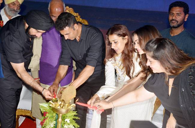 'सिंह इज ब्लिंग' की स्क्रीनिंग पर अक्षय और एमी का शानदार अंदाज