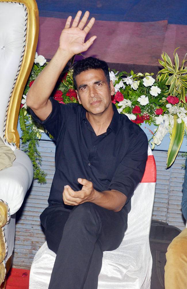 'सिंह इज ब्लिंग' की स्क्रीनिंग पर अक्षय और एमी का शानदार अंदाज