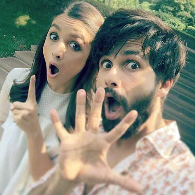 बॉलीवुड सितारों ने इंस्टग्राम पर शेयर की ये खास तस्वीरें