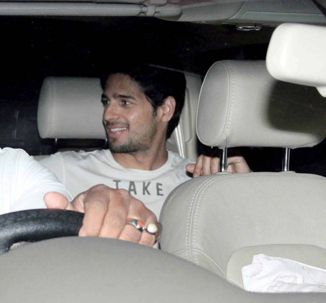 आलिया भट्ट 'बॉयफ्रेंड' संग 'शानदार' की स्क्रीनिंग पर पहुंची