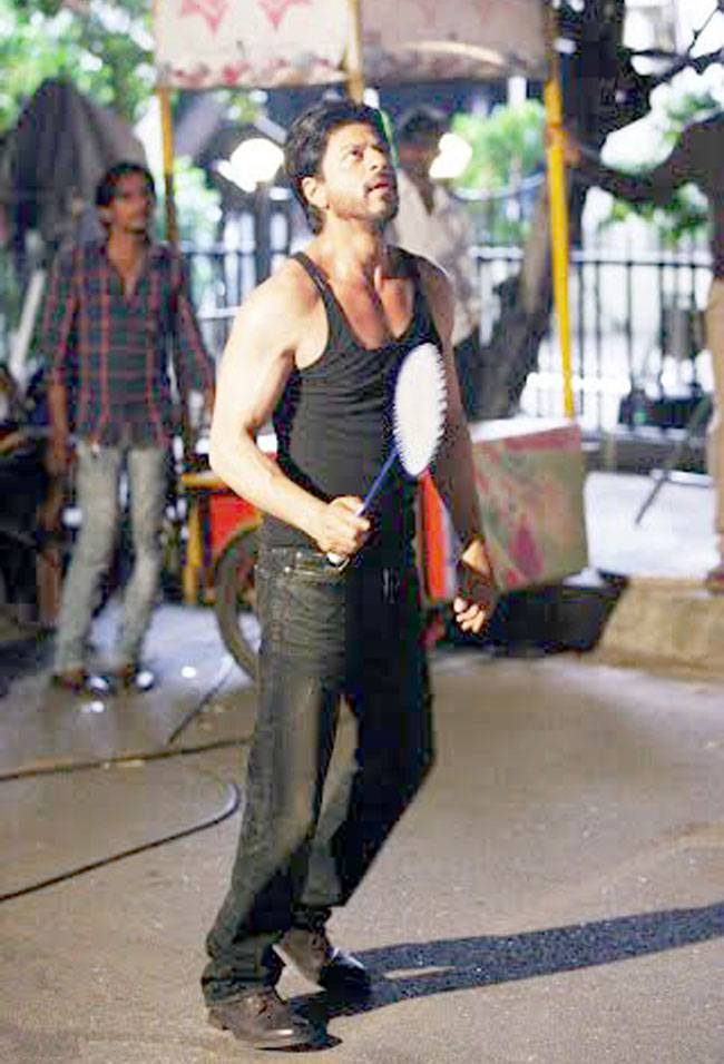 फिल्म 'दिलवाले' के सेट पर शाहरुख ने खेला बैडमिंटन