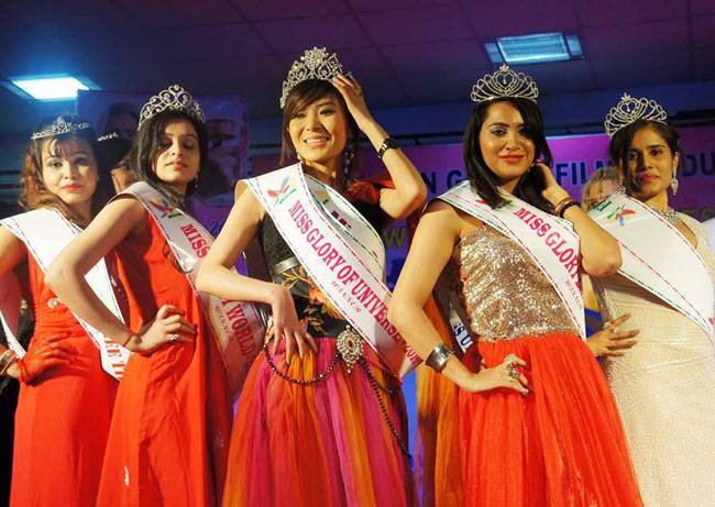 PICS: कौन है अफरीदी संग रिश्ते को लेकर चर्चा में आई अर्शी खान?