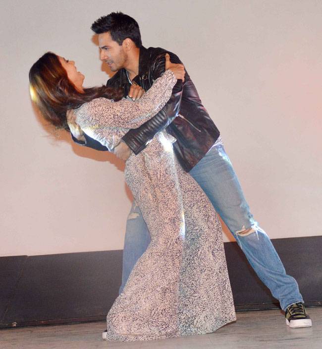 'दिलवाले': काजोल नहीं कृति सैनन संग शाहरुख कर रहे हैं रोमांस