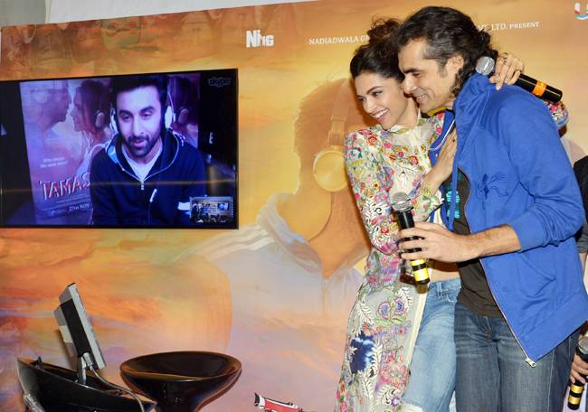 'तमाशा' के म्यूजिक लॉन्च पर दीपिका और रणबीर का खास अंदाज