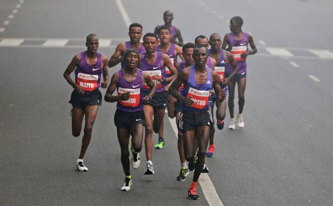 दिल्ली हाफ मैराथन में प्रकाश झा, बिपाशा ने बढ़ाया उत्साह