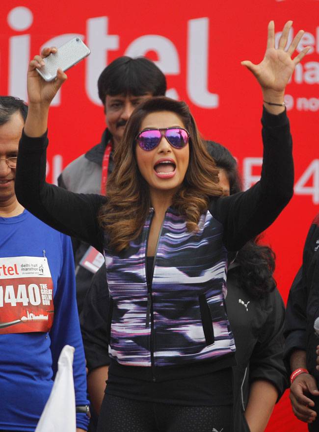 दिल्ली हाफ मैराथन में प्रकाश झा, बिपाशा ने बढ़ाया उत्साह