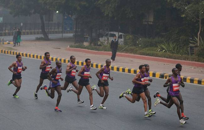 दिल्ली हाफ मैराथन में प्रकाश झा, बिपाशा ने बढ़ाया उत्साह