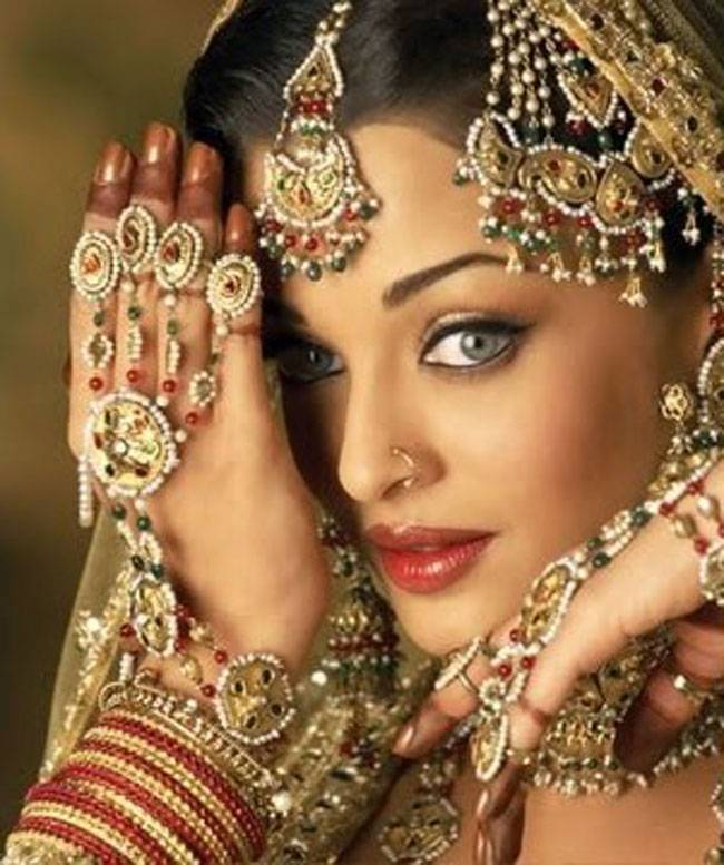 कौन सी बॉलीवुड एक्ट्रेस का पीरियड लुक आपको सबसे अच्छा लगा!