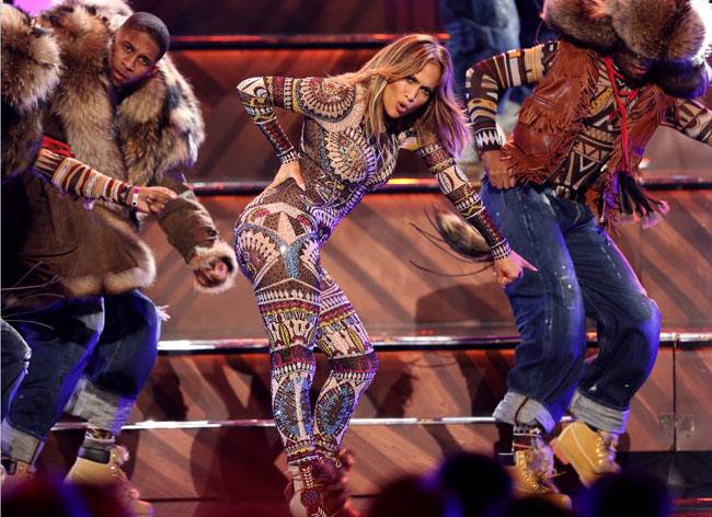 AMAs 2015: सिलेन डियोन, सेलिना गोमेज और जस्टिन बीबर की शानदार परफॉर्मेंस