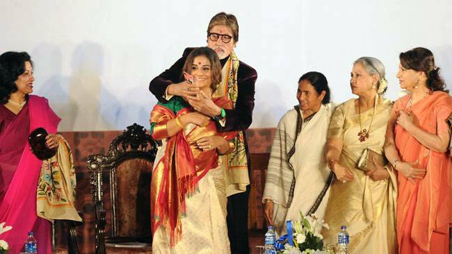 अमिताभ बच्चन ने ममता बनर्जी, विद्या बालन और शर्मीला टैगोर संग ली सेल्फी...