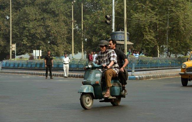 अमिताभ बच्चन ने कोलकाता की गलियों में की स्कूटर से सैर
