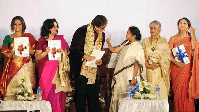 अमिताभ बच्चन ने ममता बनर्जी, विद्या बालन और शर्मीला टैगोर संग ली सेल्फी...