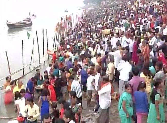 डूबते सूरज को दिया गया अर्घ्य, हजारों श्रद्धालु घाटों पर पहुंचे