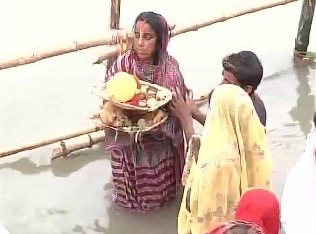 डूबते सूरज को दिया गया अर्घ्य, हजारों श्रद्धालु घाटों पर पहुंचे
