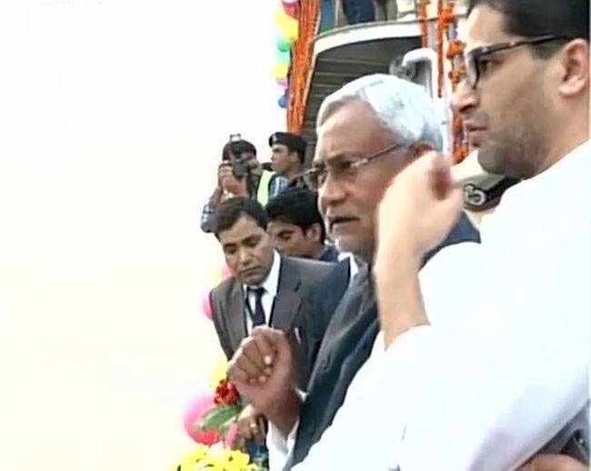 डूबते सूरज को दिया गया अर्घ्य, हजारों श्रद्धालु घाटों पर पहुंचे