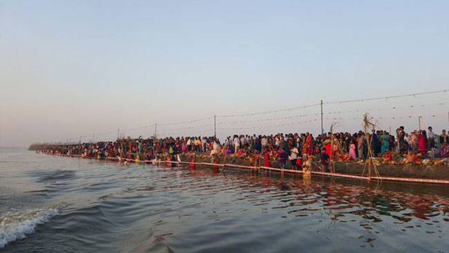 डूबते सूरज को दिया गया अर्घ्य, हजारों श्रद्धालु घाटों पर पहुंचे